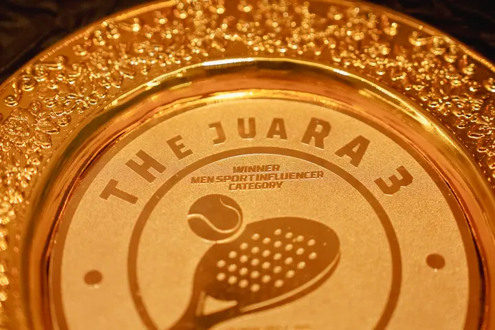 Engraved winners' plate, close-up