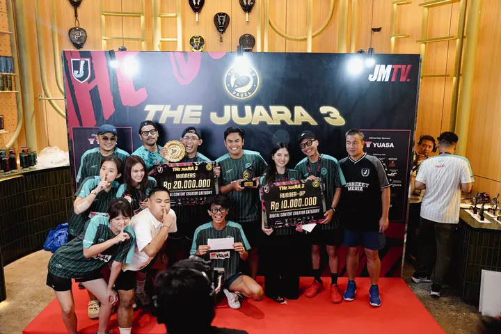 Full winners group photo on the red carpet