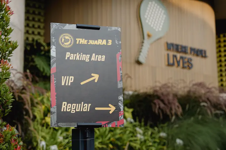 Venue wayfinding sign for parking